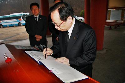 2011. 4. 3(일) 07:00 이주영 국회의원, 박진 국회의원, 정양석 국회의원 참배 이미지